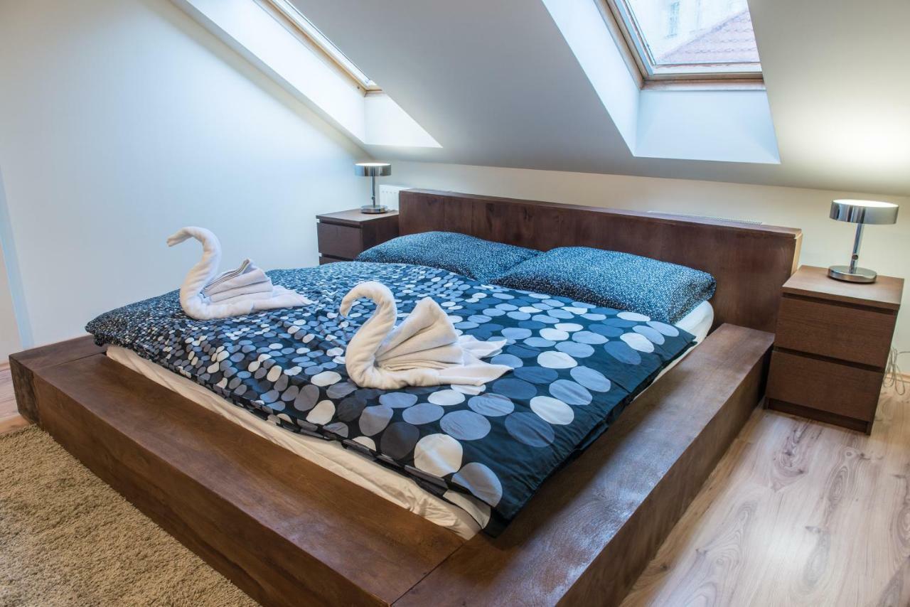 Spacious And Quiet Attic Flat In Centre Прага Экстерьер фото